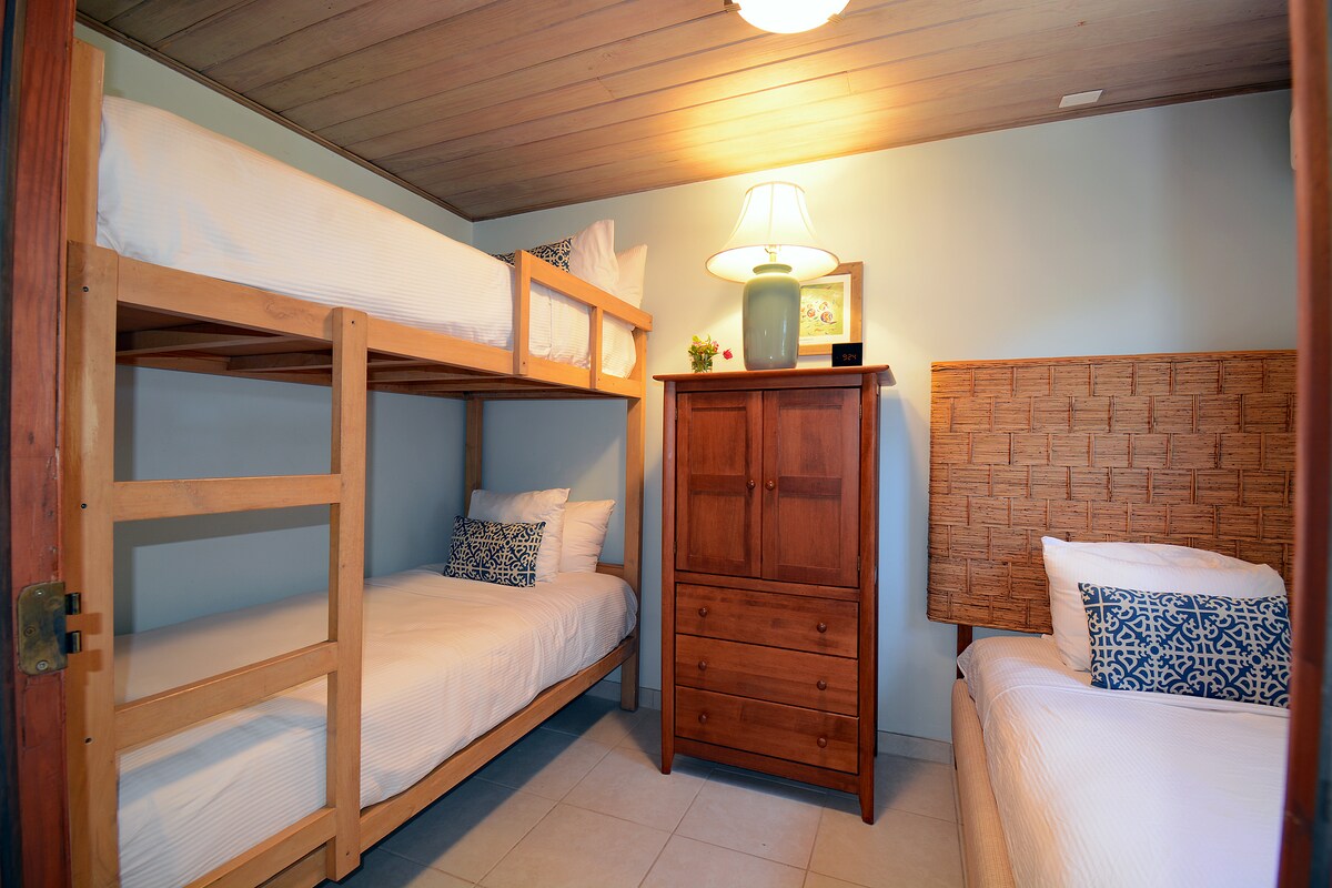 ห้องนอนที่สองมีเตียงเดี่ยวสามเตียง