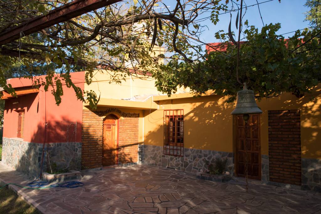 Frente de la casa de campo con su respectivo "timbre"