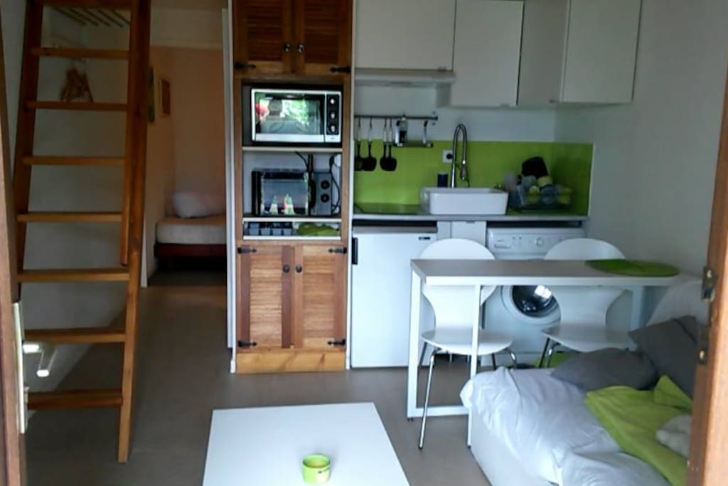 Cuisine équipée /salon, chambre au fond