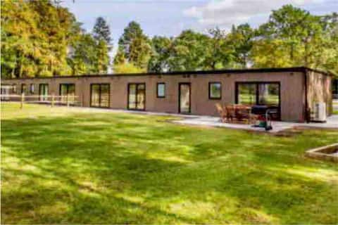 Modern home. Walk to lakeside pub, large garden