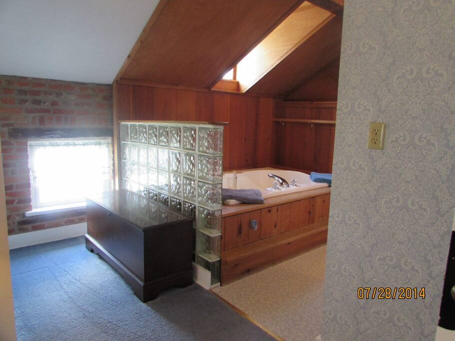 2 erson whirlpool in room, includes bath salts