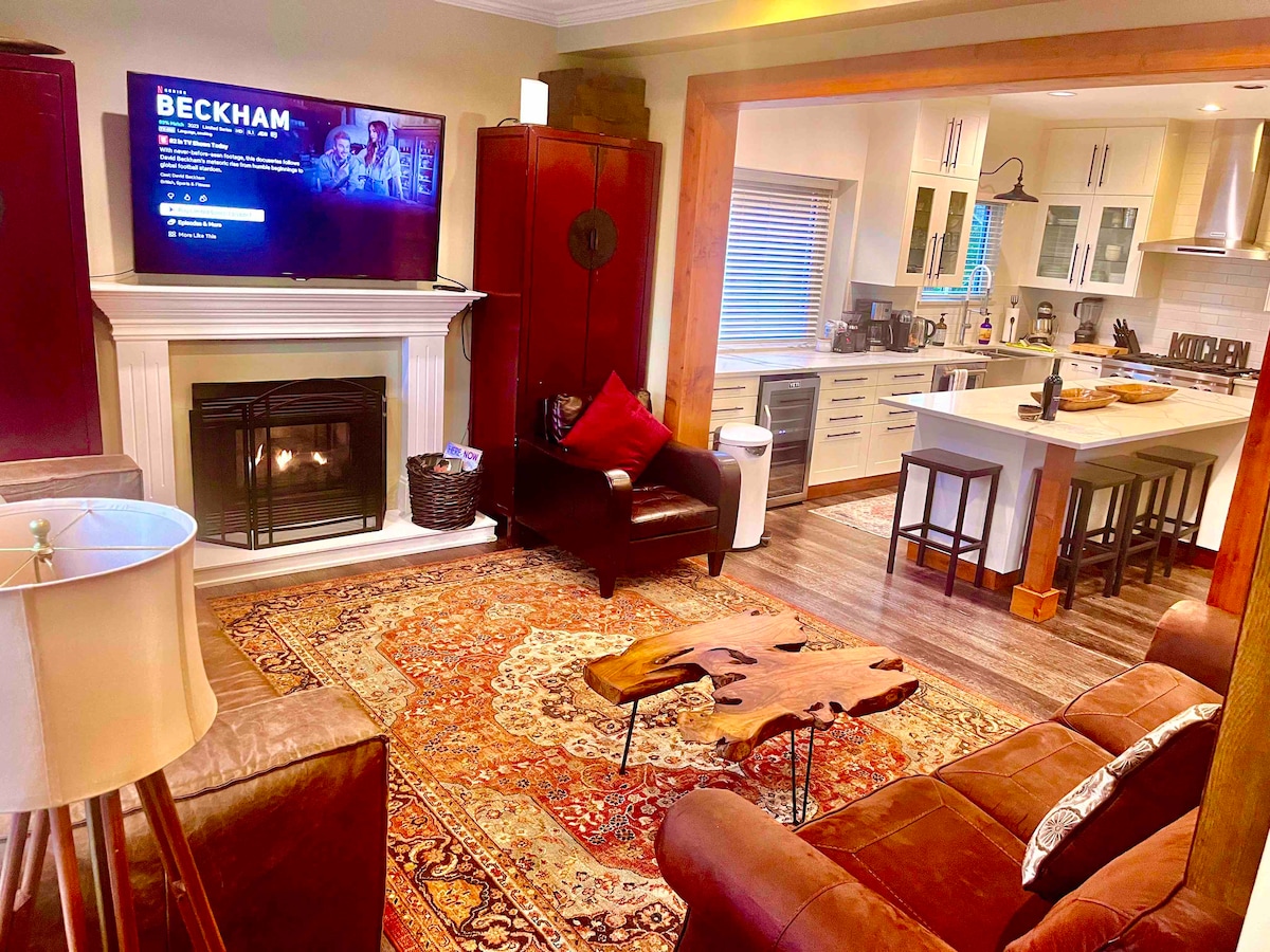 Chumba cha Familia nje tu ya jikoni - Ni bora kwa Netflix au Michezo au burudani tu. 