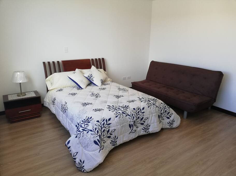 Dormitorio con cama Queen y sofa cama