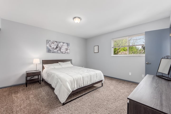 ห้องนอนใหญ่ (เตียงควีนไซส์หนึ่งเตียง)