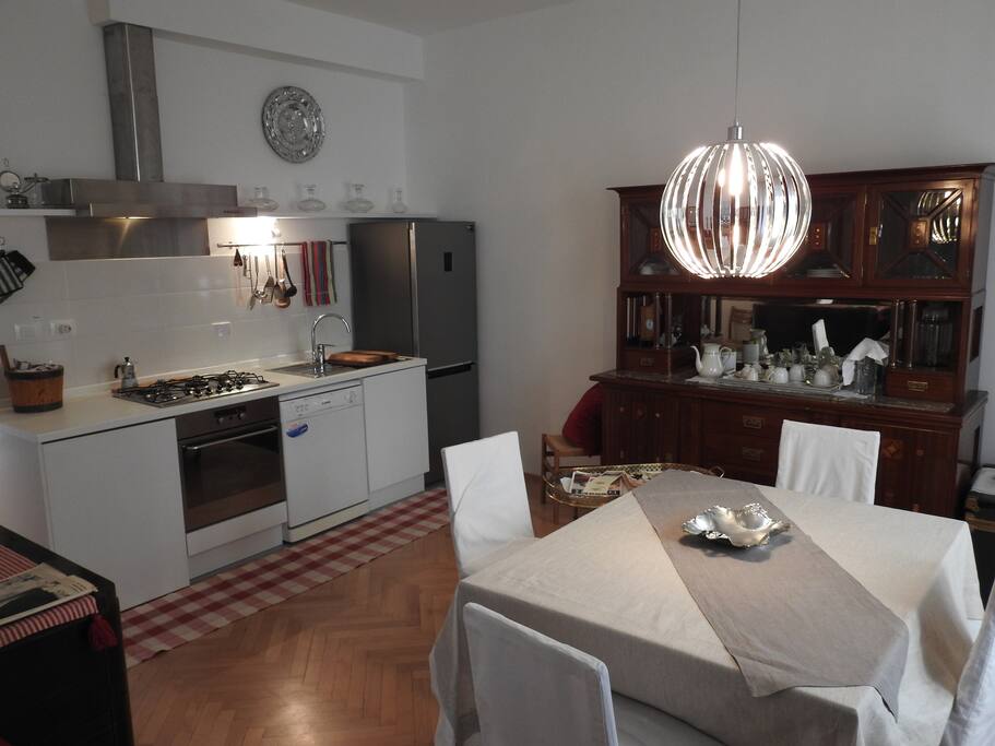 Dining area and studio kitchen. Area pranzo e cucina a vista