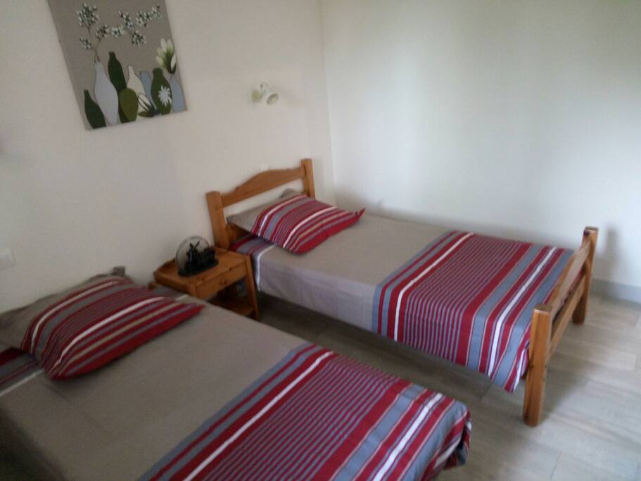 Chambre 2 avec deux lits de 1 place