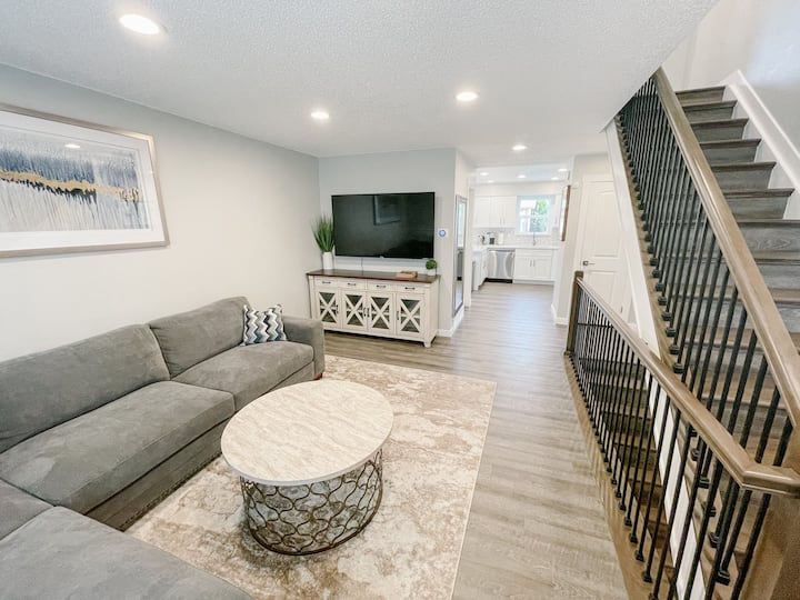 ★Walk To Hospitals, Train, Bar, Dining+king Beds! - オーロラ, CO