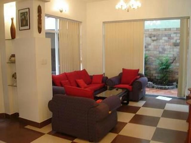 Private Aircon Room with fast 16Mbps WIFI - CATIE