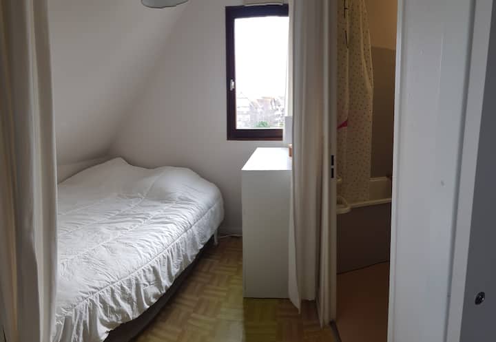 Habitación tipo cabaña. Cama de 160 x 200.
Acceso al baño a través de esta habitación