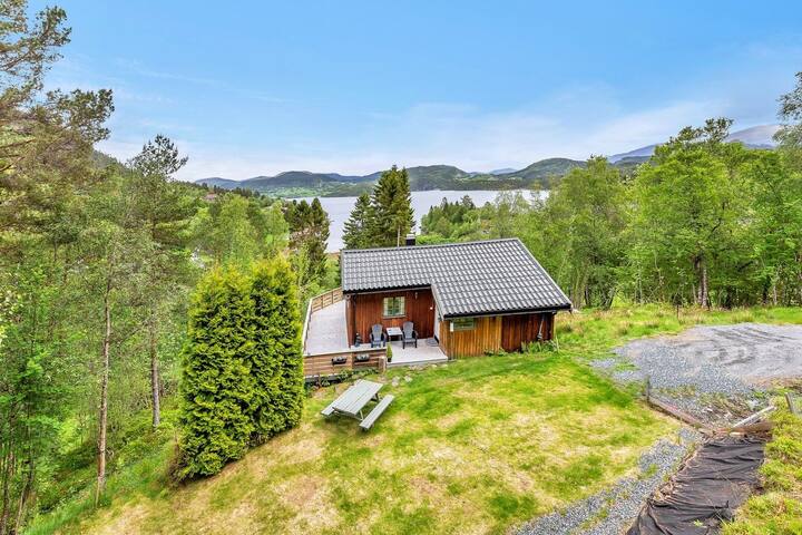 Koselig hytte med utsikt over Karihavet.