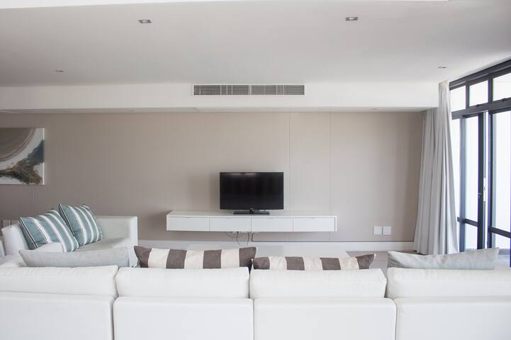 Modern apartment steps away from the ocean! gallery image 4