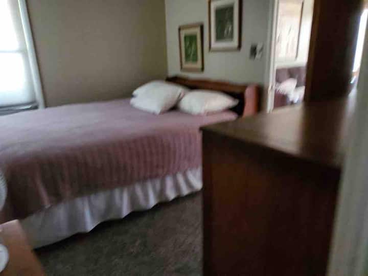 غرفة نوم في الطابق العلوي