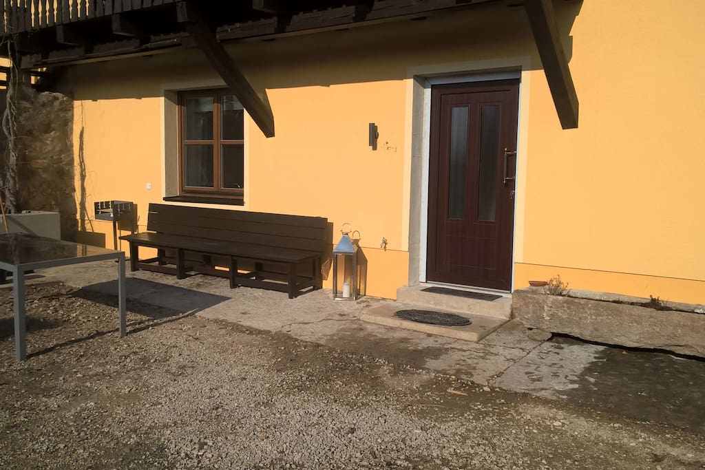 Privater Eingang mit Sitzbank und pGrill