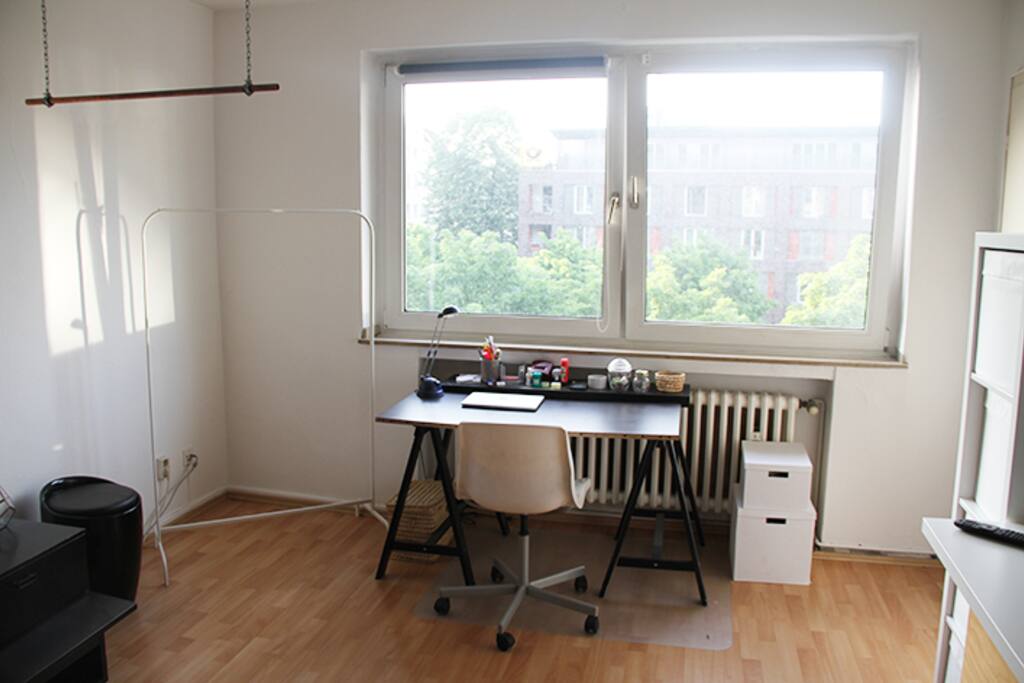 Arbeitsplatz und Kleiderstangen (Schlaf-/Wohnzimmer)