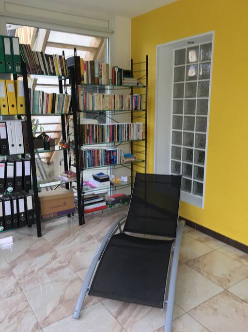 C’est la véranda, salle de jeux, bibliothèque etc