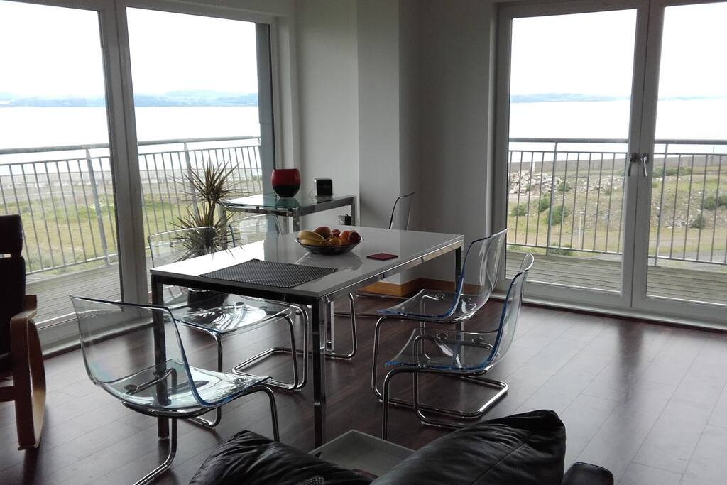 Eat all your meals while admiring a fabulous view. Sits 6 comfortably