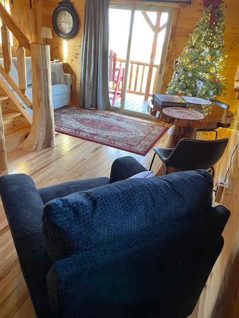 Top Airbnb: Paradise Peak Cabin “Hummingbird”With Jacuzzi Tub in Amish Country / Holmes County