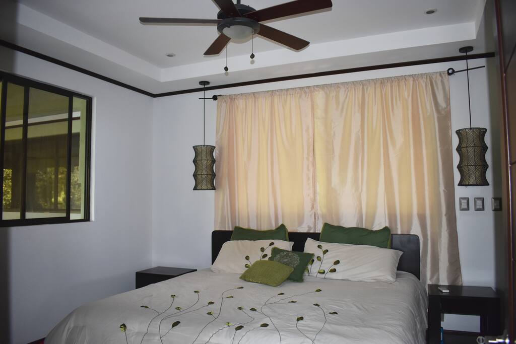 MAIN BEDROOM / CUARTO PRINCIPAL