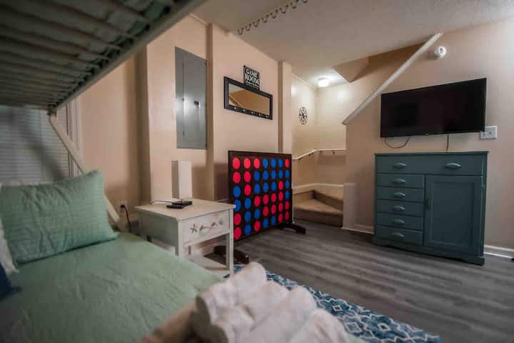 غرفة النوم ذات الطابق السفلي هي المكان المثالي للأطفال للتسكع وممارسة الألعاب.  مزودة بألعاب الطاولة.