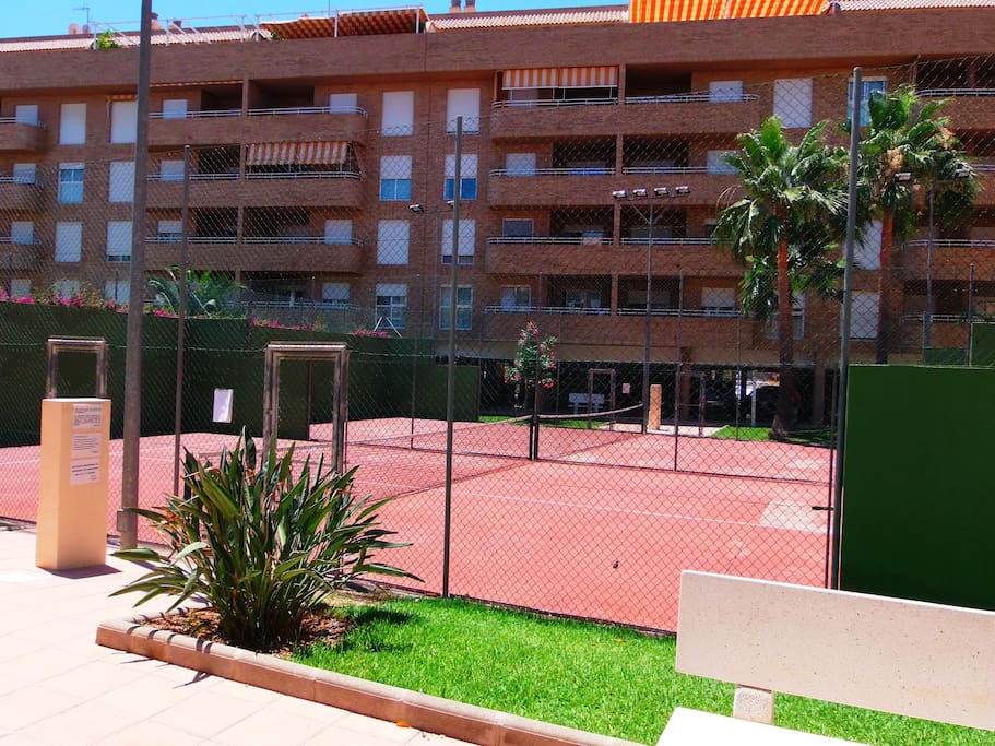 pistas de padel , apartamento puerto romano denia
