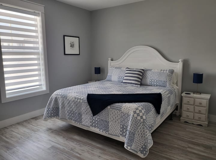 Dhoma kryesore e gjumit ka stenda nate në të dyja anët. Ka një hije të errët pas grilave të rrotullimit.