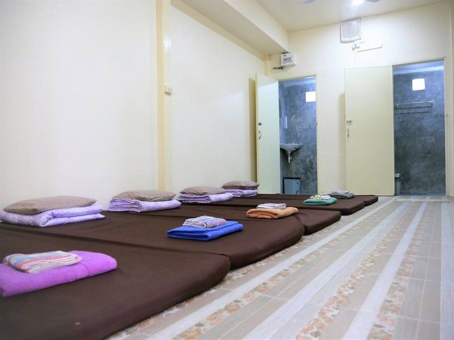 ห้องพักรวม 5 ฟูกที่นอน (ผู้ชาย) Shared room 5 people (Male only)