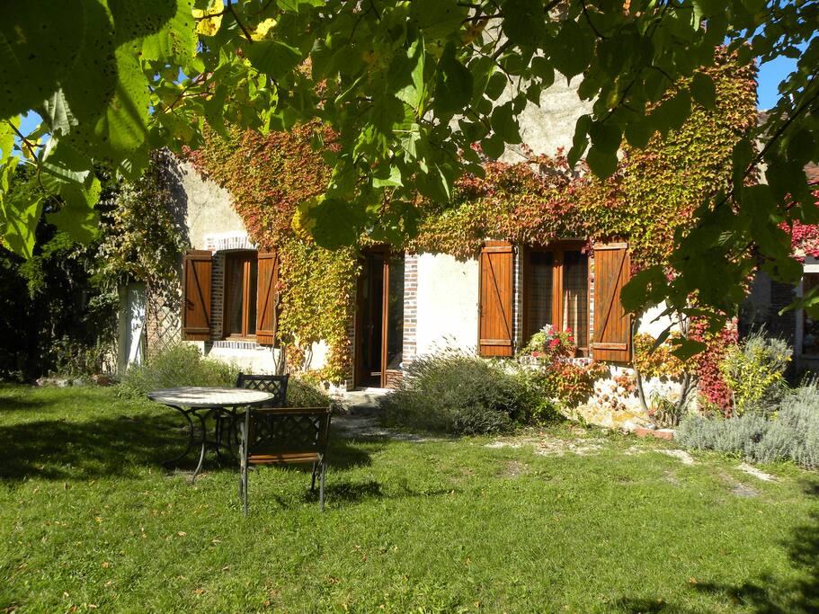 Profitez du jardin pour vous détendre et prendre les repas