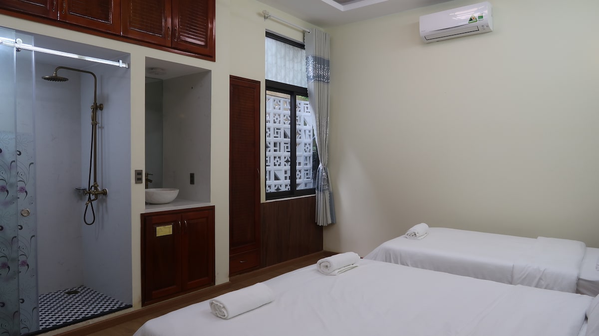 En dubbelsäng och en enkelsäng. Bekväma sängkläder.