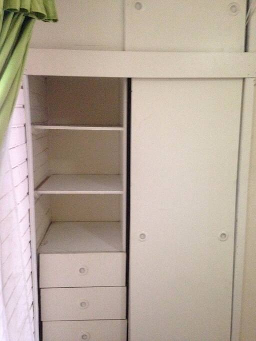Pieza 1 (closet)
3 Repisas
4 Cajones
Lado derecho para colgar abrigos