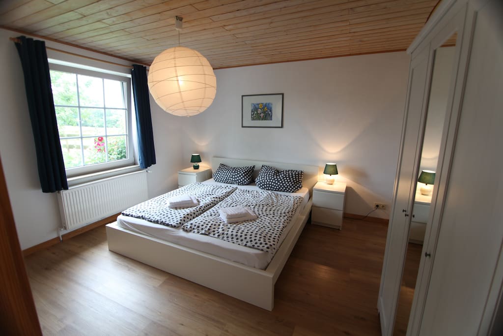 Schlafzimmer 1