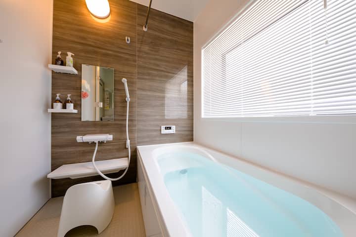 【Bathroom】2階バスルーム。
ブラインドでプライバシーを守れます。
湯船の中には腰掛ける場所もございます。
清潔に保っておりますので、快適にお過ごしいただけます。
ハーブシャンプーやハーブボディソープをご用意しております。
ガス乾燥機を完備しておりますが、浴室にも乾燥システムがあるので、大人数でも安心です。