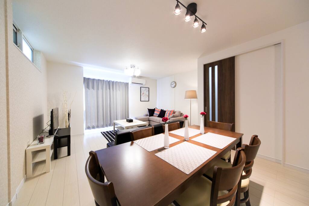 Very stylish and widely living room. It is located about 10min from Tennoji and 15 min from Namba.