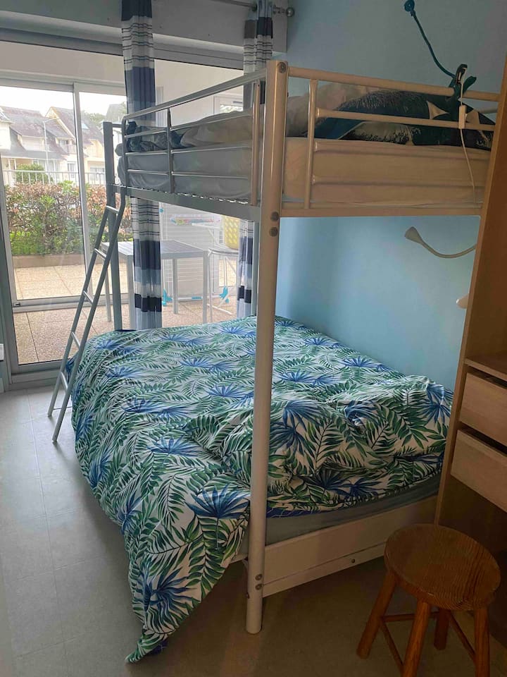 Საძინებელი ანტრესოლიანი საწოლი 3 ადამიანი