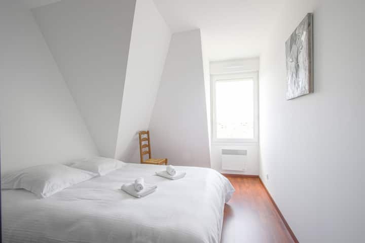 2nd bright bedroom with kingsize bed