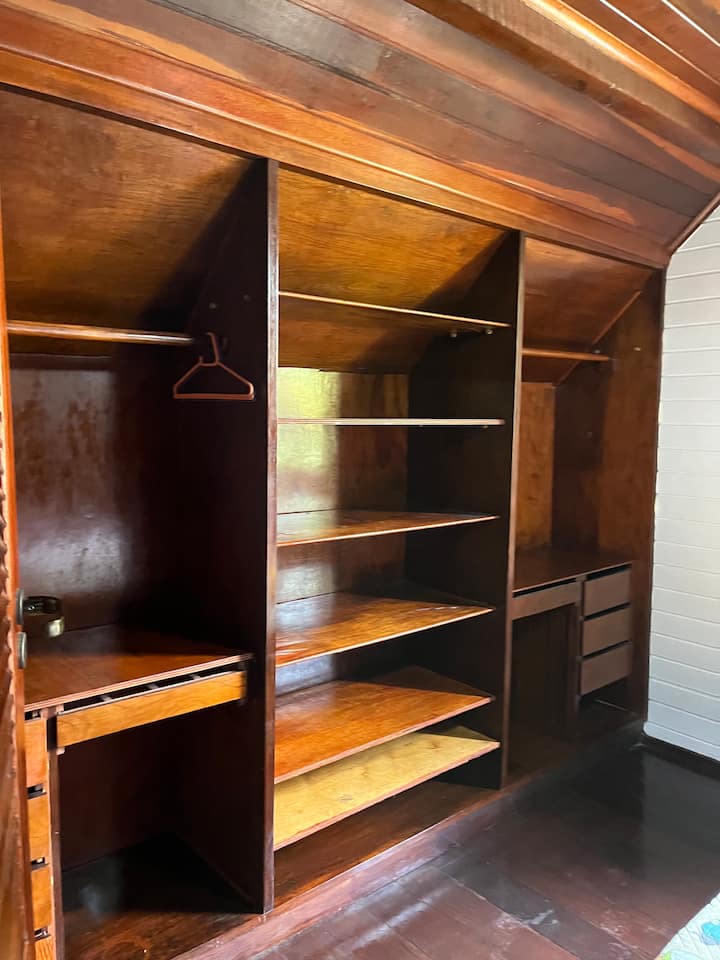 ห้องนอน 2 พร้อมเตียงคู่เตียงเดี่ยวฟูกเดี่ยว 3 หลังโต๊ะข้างเตียงกระจกพัดลมเพดานตู้เปิดด้วยไม้  