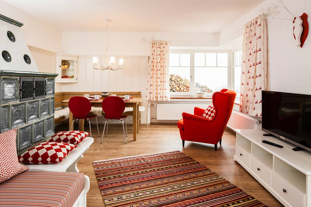 Das untere Wohnzimmer hat große Fenster und direkten Zugang zur Terrasse.