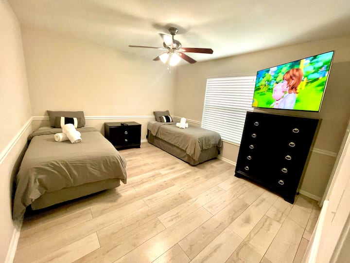 Dormitorio #3 con 2 camas individuales XL que se pueden armar para hacer una cama tamaño king. 

Esta habitación tenía un televisor LED de 55pulgadas que viene con Netflix y YouTube TV Live. 