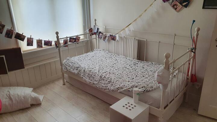 מיטת יחיד בחדר השינה