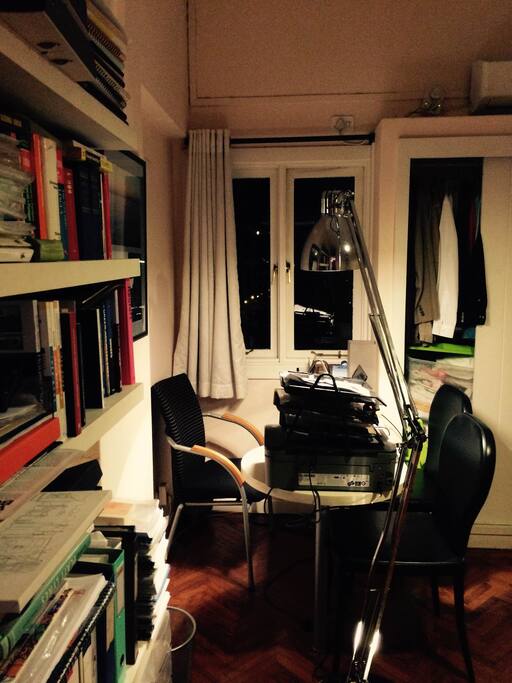 Secretária de trabalho no quarto à noite