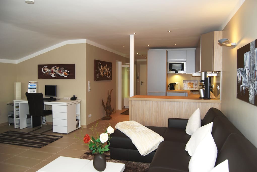 Wohnzimmer mit Ledergarnitur in der noch ein Doppelbett 1,80 m breit integriert ist!