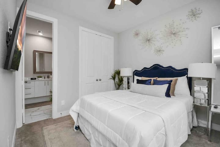 Spavaća soba s bračnim krevetom (160x200): elegantno uređenje s udobnim krevetom, televizorom od 55" i kupaonicom u kojoj možete pronaći mir!