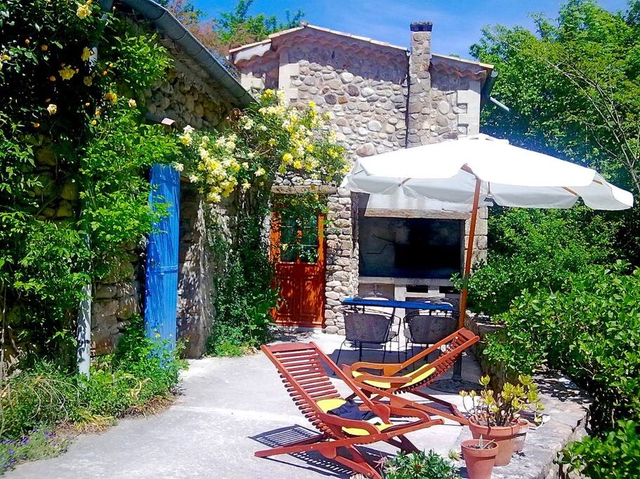 La terrasse avec barbecue