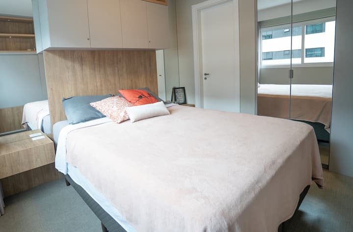 Საძინებელი საწოლით (ზამბარის ყუთი), ტელევიზორითა და საკმარისი სივრცით კარადებში.