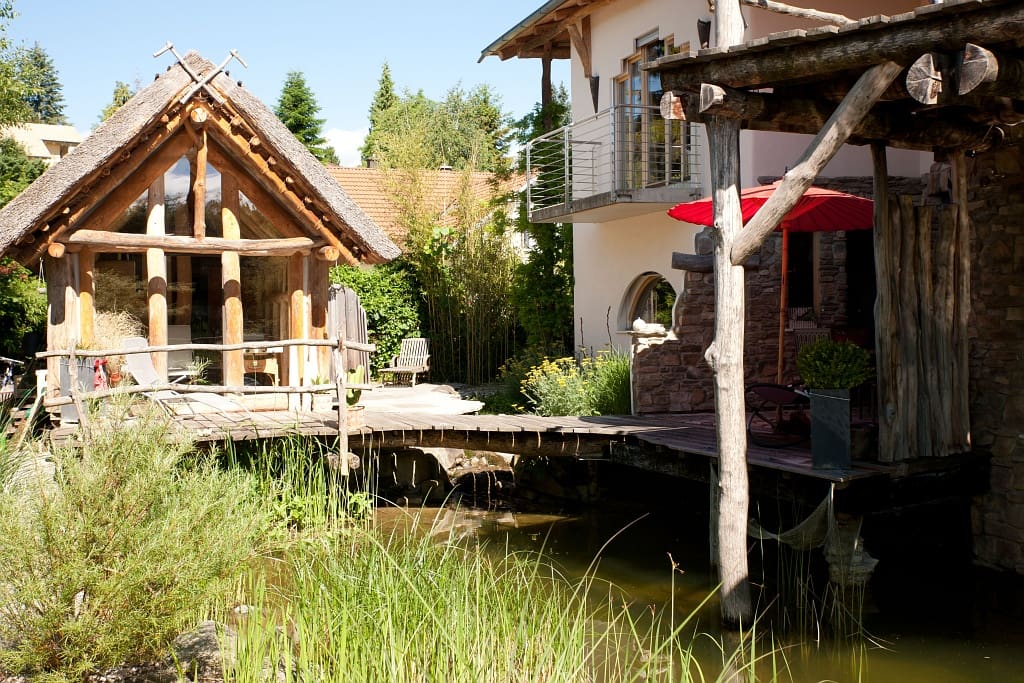 Garten mit Blick auf Außensaune