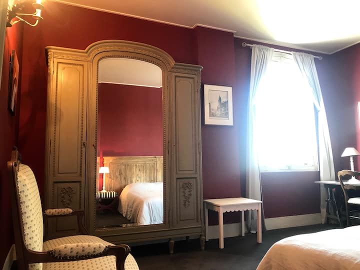 Спална соба 25 м2 со брачен кревет (160)