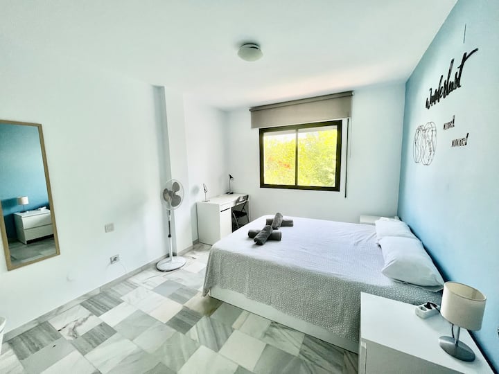 带150厘米床的卧室。 带柔性、镜子、内置衣柜的书桌