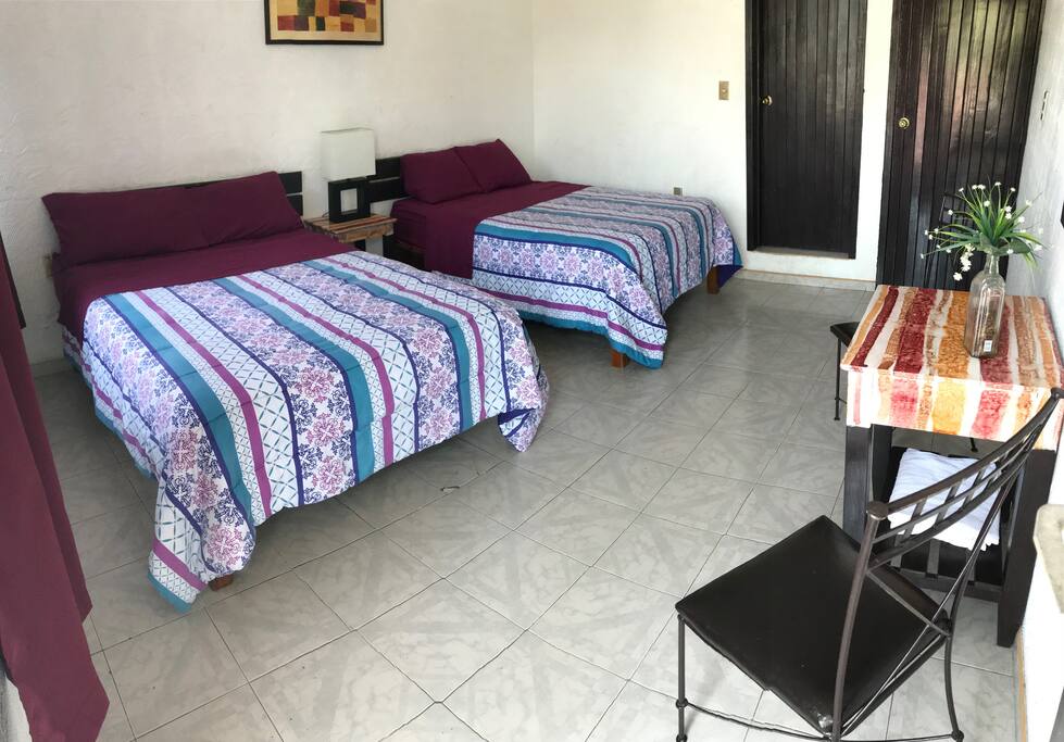 Recámara Matrimonial Doble con aire acondicionado, baño completo y TV.