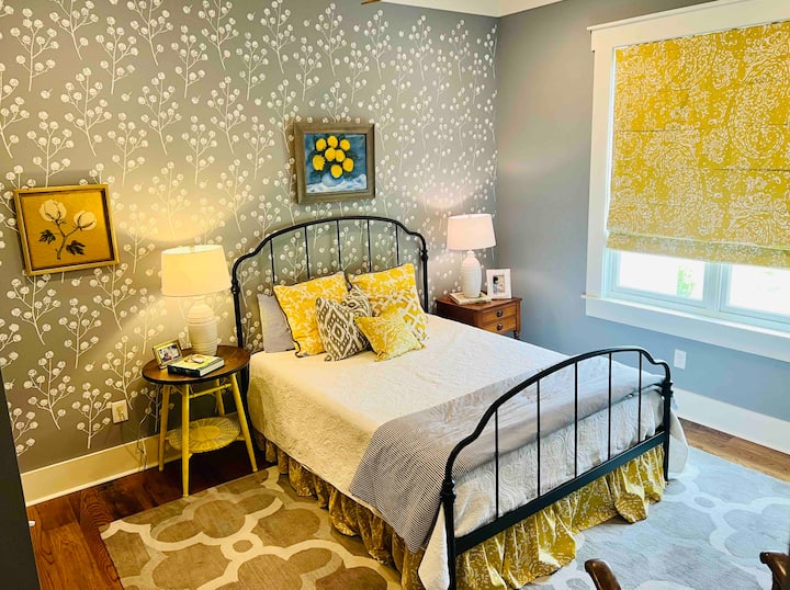 „Памучната стая“ разполага с двойно легло queen size и хубав матрак от мемори пяна. Мотивът беше вдъхновен от гледката към нашите памучни полета от прозореца на спалнята. 