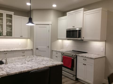 Successful Airbnb property: Beautiful 3 Bedroom walkout bungalow with a view! in Radium Hot Springs