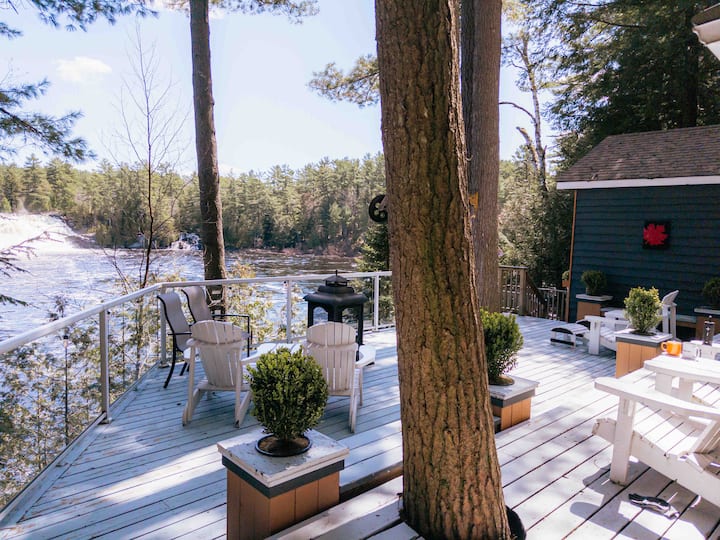 Muskoka Waterfront Cabin w/ pool table&Falls view Cottages for Rent